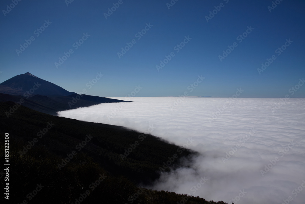 Vulkan Teide auf Teneriffa über den Wolken