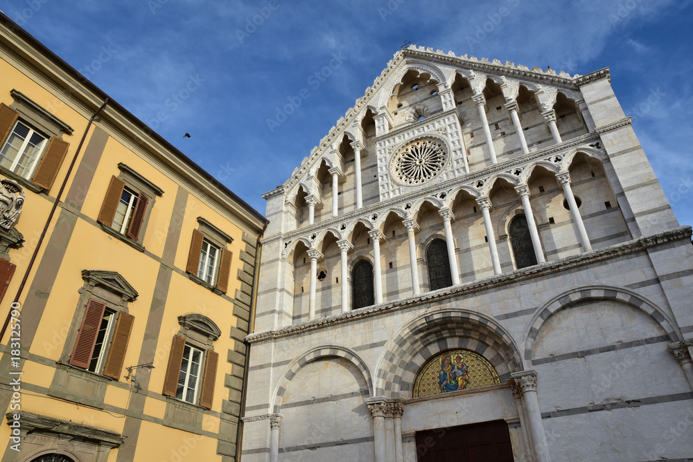 Eglise Santa Caterina et palais jaune à Pise en Toscane, Italie