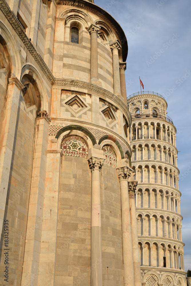 Chevet de le basilique et tour penchée à Pise en Toscane, Italie