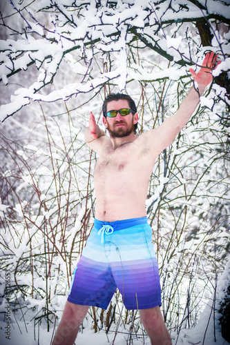 Εκτύπωση καμβά Naked wild man with sunglasses at winter snowy forest