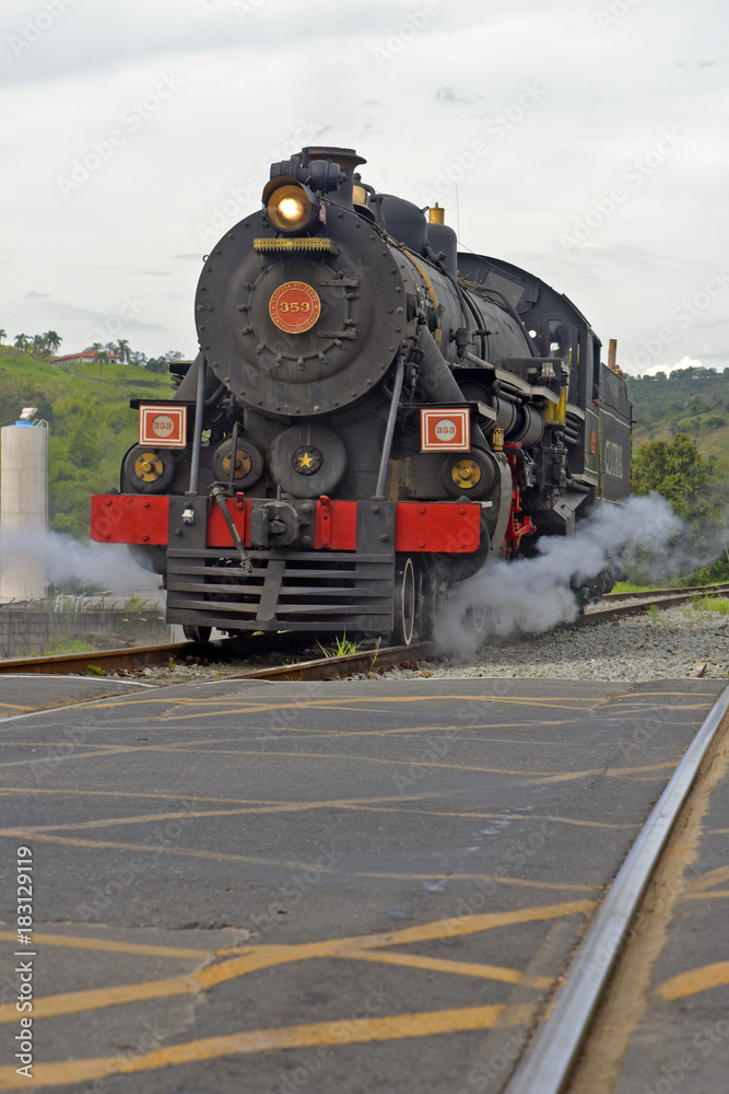 Naklejka premium Stary pociąg parowy na spacer turystyczny