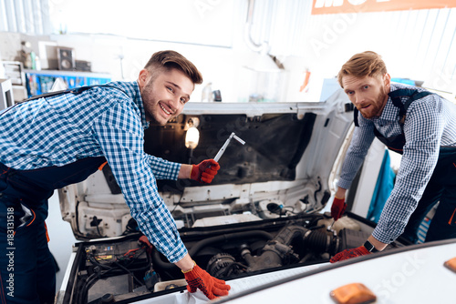 Принти на полотні Father and son work at the auto service