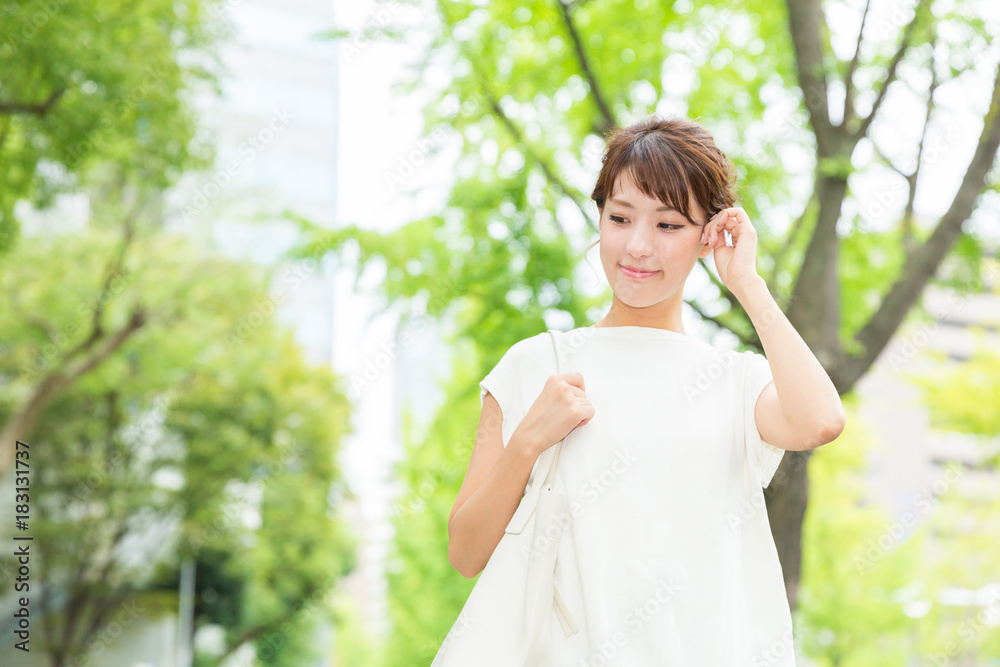 笑顔の女性 外出 笑顔の女性 外出