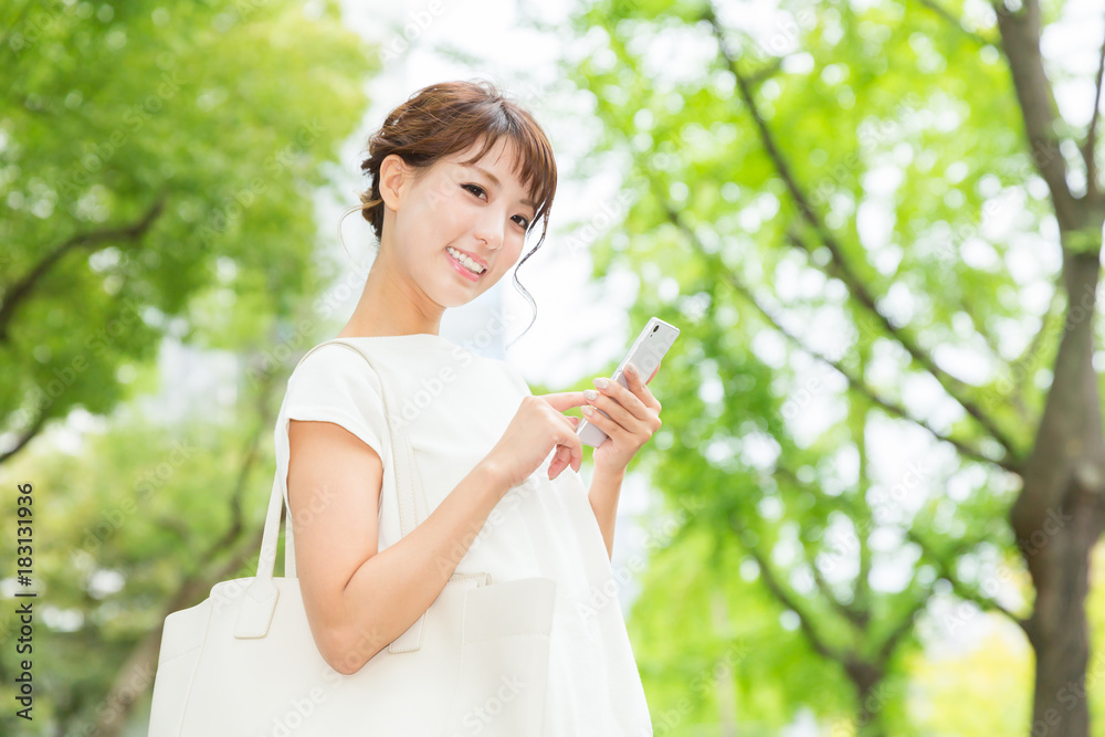 スマートフォンを見る女性 スマートフォンを見る女性