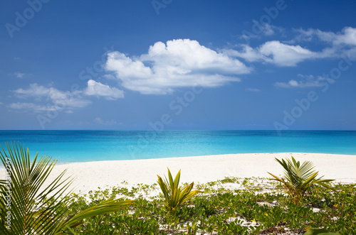 Beautiful Caribbean Beach, Antigua © IndustryAndTravel