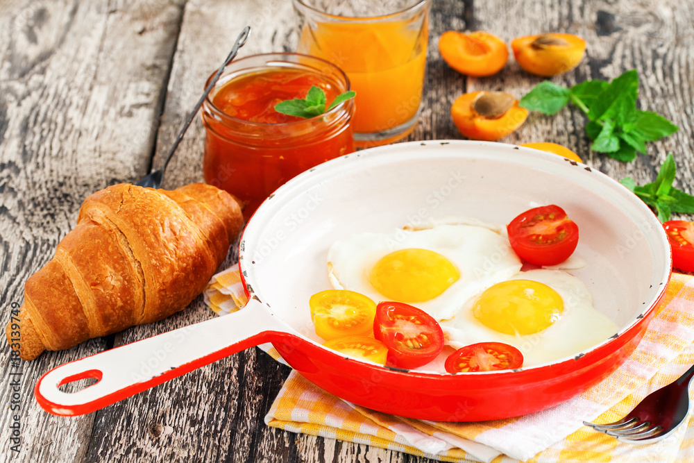 fried eggs with tomatoes and apricot jam fried eggs with tomatoes and apricot jam