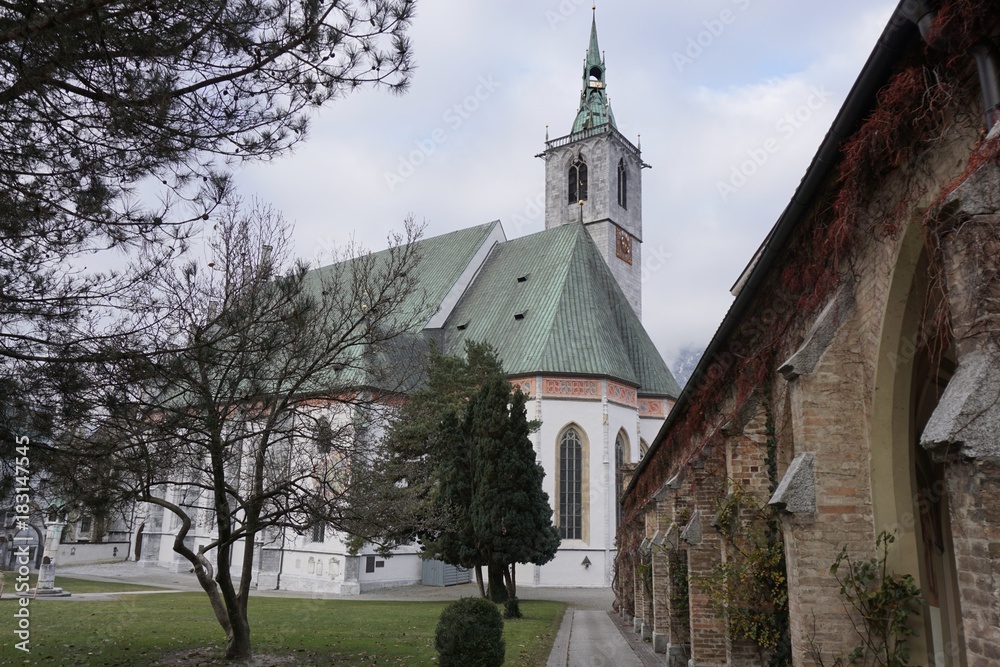 Schwaz Tirol Österreich, Kreuzgang im Stadtpark bei der Pfarrkirche Maria Himmelfahrt