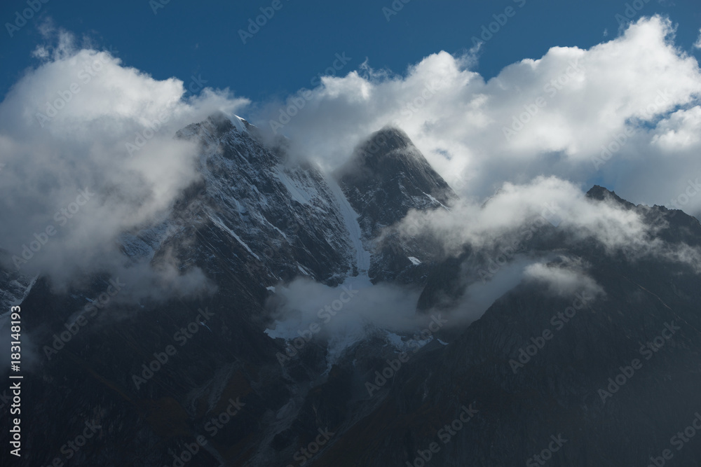 Everest 's Eastern face cloud
