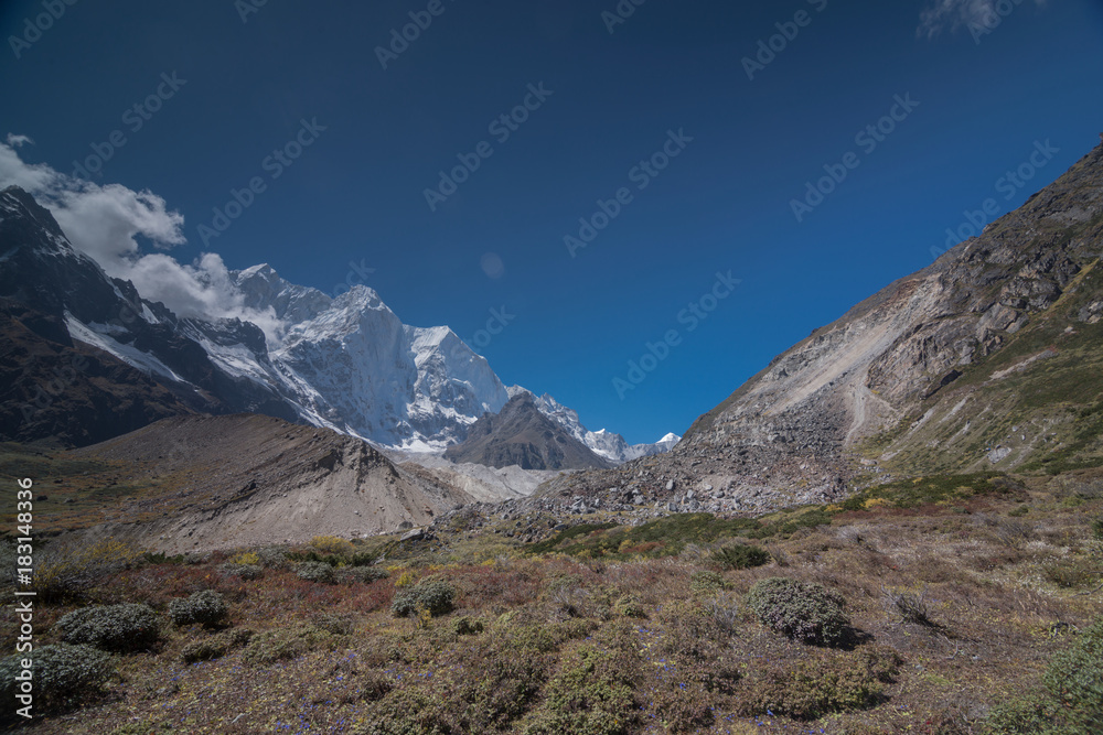 Obraz premium Kaamo Tsangpo Valley scenery