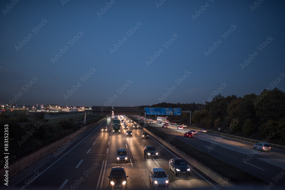 Feature, Verkehr auf der A5 am Frankfurter Kreuz Feature, Verkehr auf der A5 am Frankfurter Kreuz