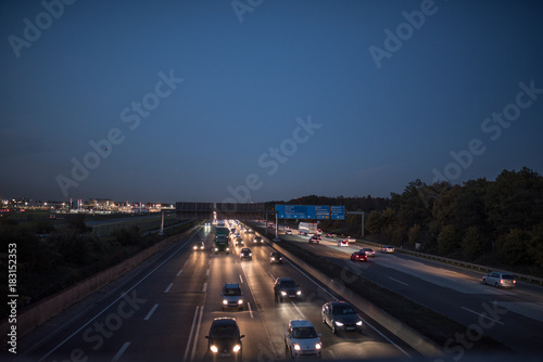 Feature  Verkehr auf der A5 am Frankfurter Kreuz