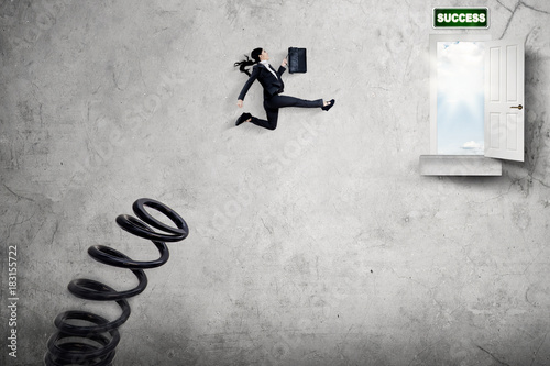 Papier peint Female manager jumping toward success door