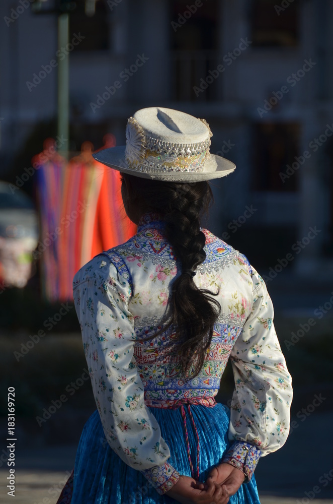 Donna peruviana in vestito tradizionale
