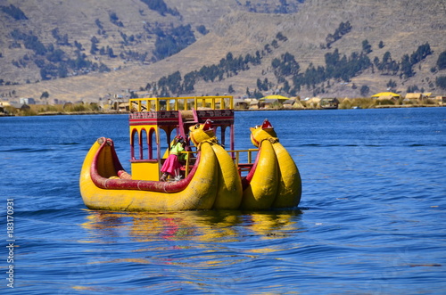 Fototapeta Naklejka Na Ścianę i Meble -  Tradizionale imbarcazione Uros lago titicaca