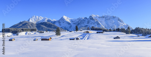 winterlicher Ausblick auf die Gipfel des Karwendelgebirges