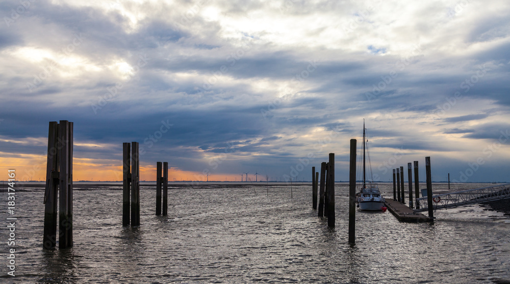 Hafeneinfahrt Spiekeroog mit Wolkenpanorama