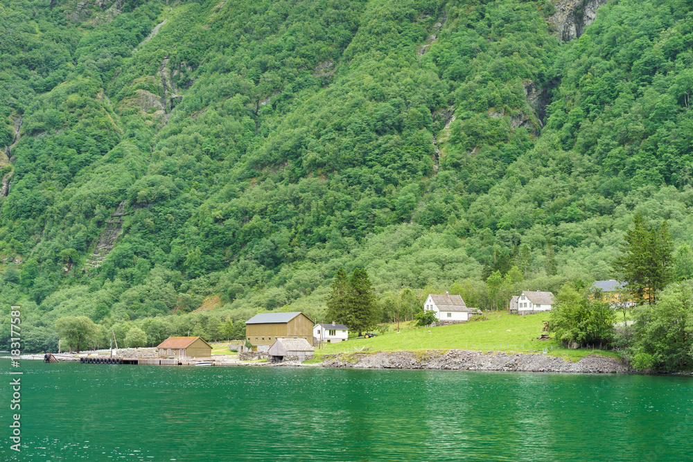 Ortschaft am Fjord in Norwegen
