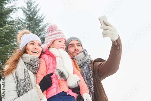 Familie macht Selfie mit dem Smartphone