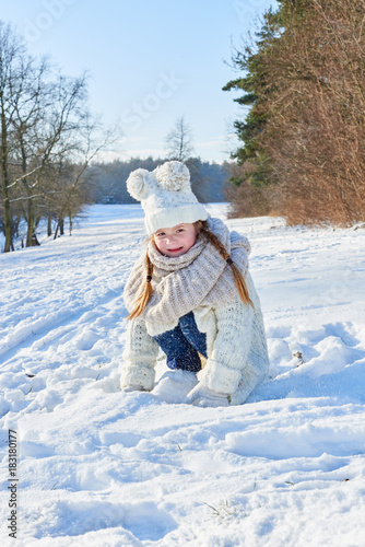 Mädchen spielt glücklich im Schnee