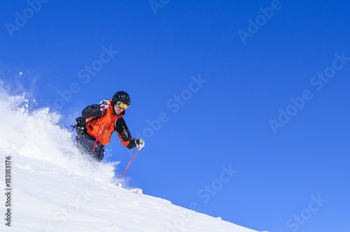 sportlich Skifahren im Telemark-Stil