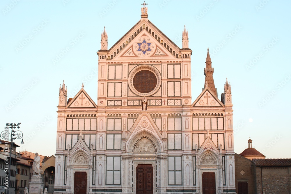 サンタ・クローチェ教会/ガリレオや、ミケランジェロが眠る、「イタリアの栄光のパンテオン」といわれる世界最大のフランシスコ会の教会