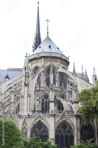 ノートルダム大聖堂/パリの中心部、シテ島に聳えるノートル・ダム大聖堂は、パリに数多くある歴史遺産の中でも特に貴重で、多くの観光客を集めています。 高く聳える双塔、空に突き刺すように延びる尖塔、すらりとした曲線を描くフライング・バットレス、バラ窓など見事なステンドグラスは初期ゴシック建築の傑作と言われています。