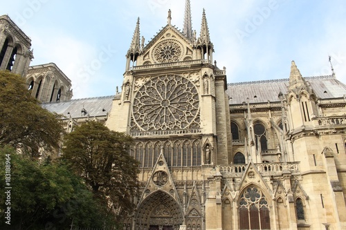 ノートルダム大聖堂/パリの中心部、シテ島に聳えるノートル・ダム大聖堂は、パリに数多くある歴史遺産の中でも特に貴重で、多くの観光客を集めています。 高く聳える双塔、空に突き刺すように延びる尖塔、すらりとした曲線を描くフライング・バットレス、バラ窓など見事なステンドグラスは初期ゴシック建築の傑作と言われています。