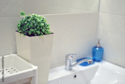 Biała łazienka z umywalką