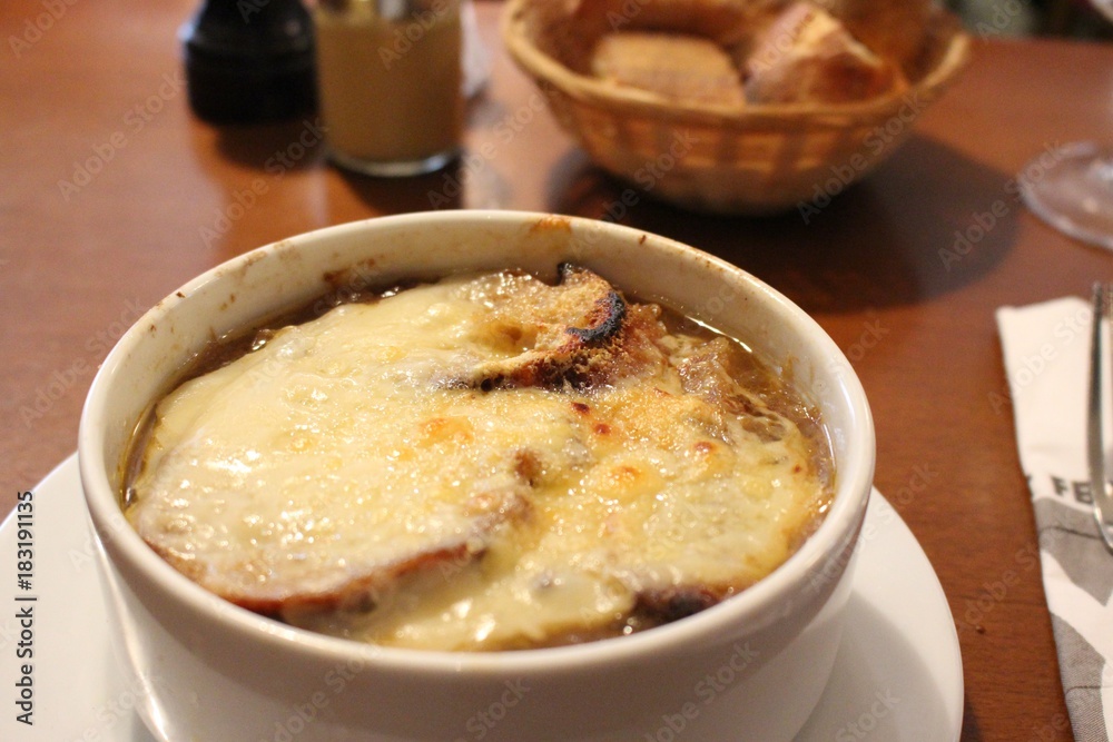 パリで一番おいしいオニオン・グラタンスープ/フランス料理は、イタリアの影響を受けた料理で、元は宮廷料理でした。フランス料理にはソースの種類が沢山あり発達しているのが特徴的です。 世界的にも有名な食材を使った料理が有名で、フォアグラやキャビア、トリュフなどの世界三大珍味を楽しむことができます。 パリで一番おいしいオニオン・グラタンスープ/フランス料理は、イタリアの影響を受けた料理で、元は宮廷料理でした。フランス料理にはソースの種類が沢山あり発達しているのが特徴的です。 世界的にも有名な食材を使った料理が有名で、フォアグラやキャビア、トリュフなどの世界三大珍味を楽しむことができます。