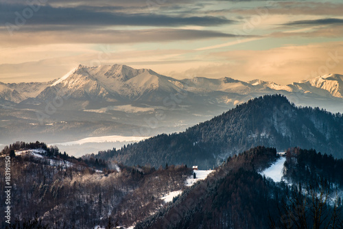 Fototapeta Naklejka Na Ścianę i Meble -  Tatry oraz Pieniny widziane ze Szczawnicy (osiedle Gabańka)