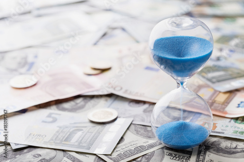 Billede på lærred Different currency and hourglass