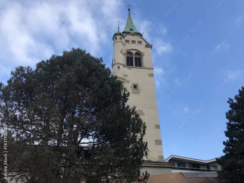 Schwaz Tirol Österreich  Pfarrkirche Maria Himmelfahrt mit Glockenturm,  Stadtpark, Lichtsäule und Grafenbogen