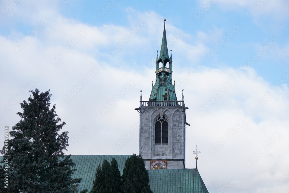 Schwaz Tirol Österreich Pfarrkirche Maria Himmelfahrt mit Glockenturm, Stadtpark, Lichtsäule und Grafenbogen Schwaz Tirol Österreich Pfarrkirche Maria Himmelfahrt mit Glockenturm, Stadtpark, Lichtsäule und Grafenbogen