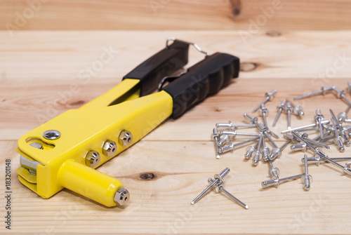hand rivet gun