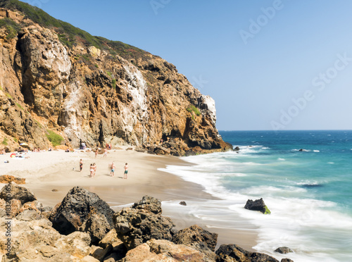 Fotografija Dume Cove Malibu, Zuma Beach, emerald and blue water in a quite paradise beach surrounded by cliffs