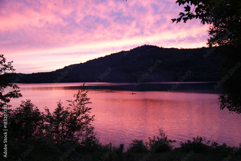 Obraz premium Sunset turns lake stunning (natural) pink