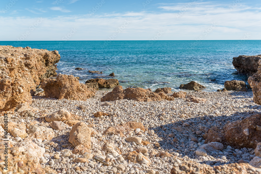 Pequeña playa de piedras en el mar Mediterráneo. Alcossebre, Castellón, España