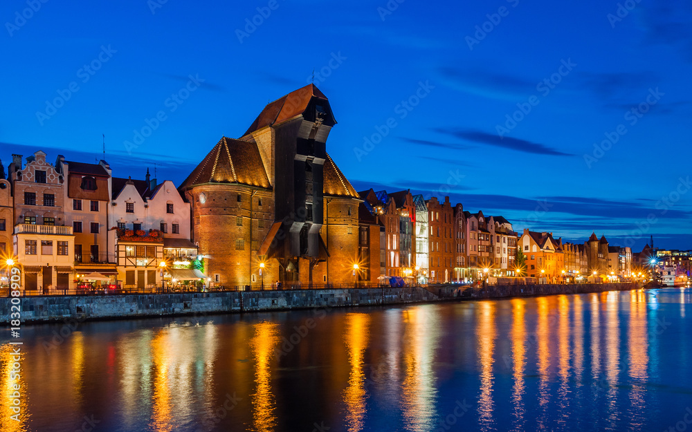 Fototapeta premium Danzig – Hafen mit Krantor bei Nacht; Polen