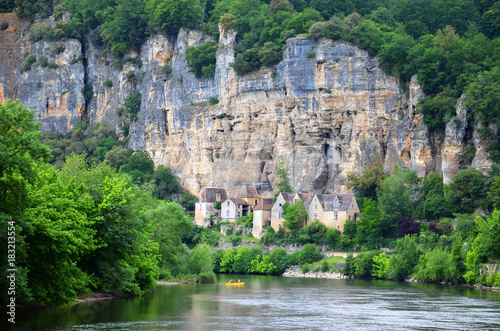 Obraz na plátně Troglodyte village along the Vezere river in Dordogne region