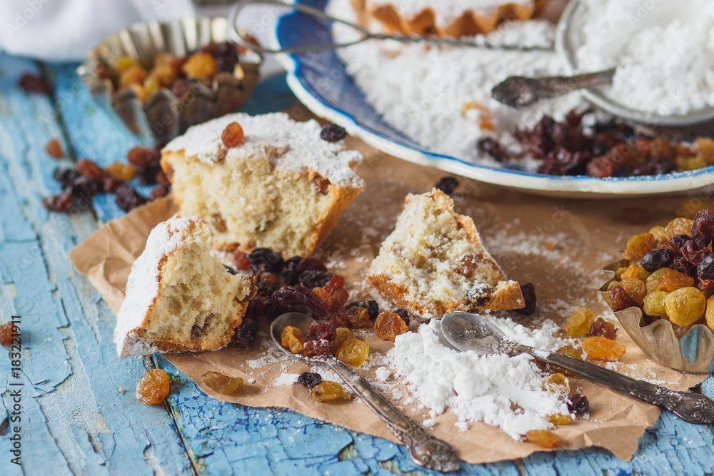 Cupcakes with raisins and sugar powder Cupcakes with raisins and sugar powder