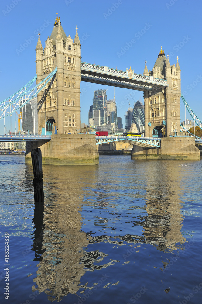Obraz premium London Tower Bridge and Thames River in the autumn