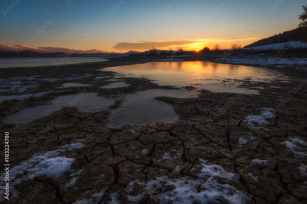 Obraz premium Crevices in the frozen mud in a cold morning