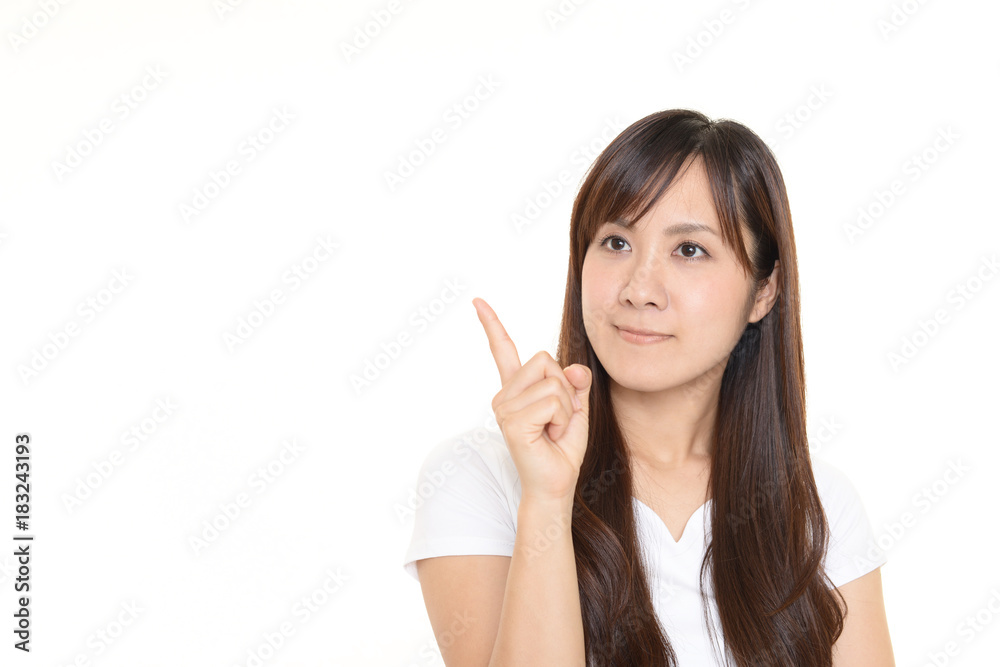 指示する笑顔の女性 指示する笑顔の女性