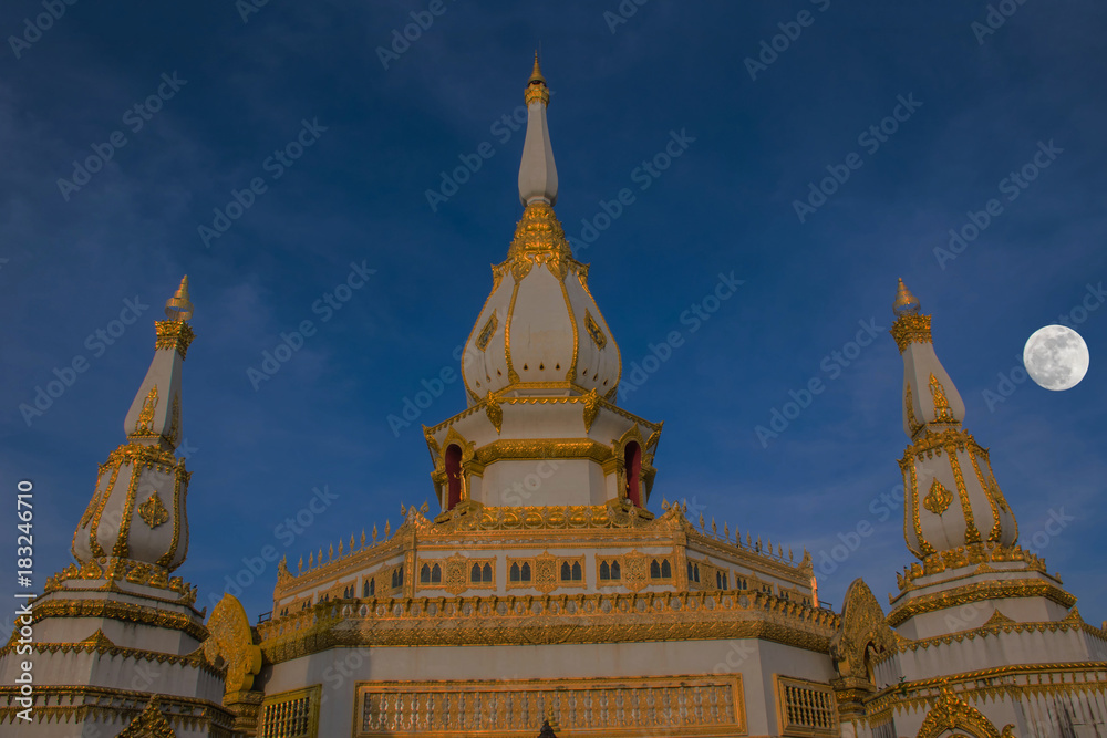Naklejka premium Abstrakcyjna miękka sylwetka - sanktuarium, świątynia, buudha, księżyc. Nieruchomości publiczne w Wat Phra Maha Chedi Chai Mongkol, prowincja Roi Et, Tajlandia.