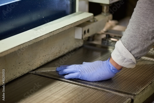 Photography Worker is thrusting a metal sheet