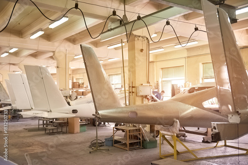 Quadro su tela Inside aircraft workshop