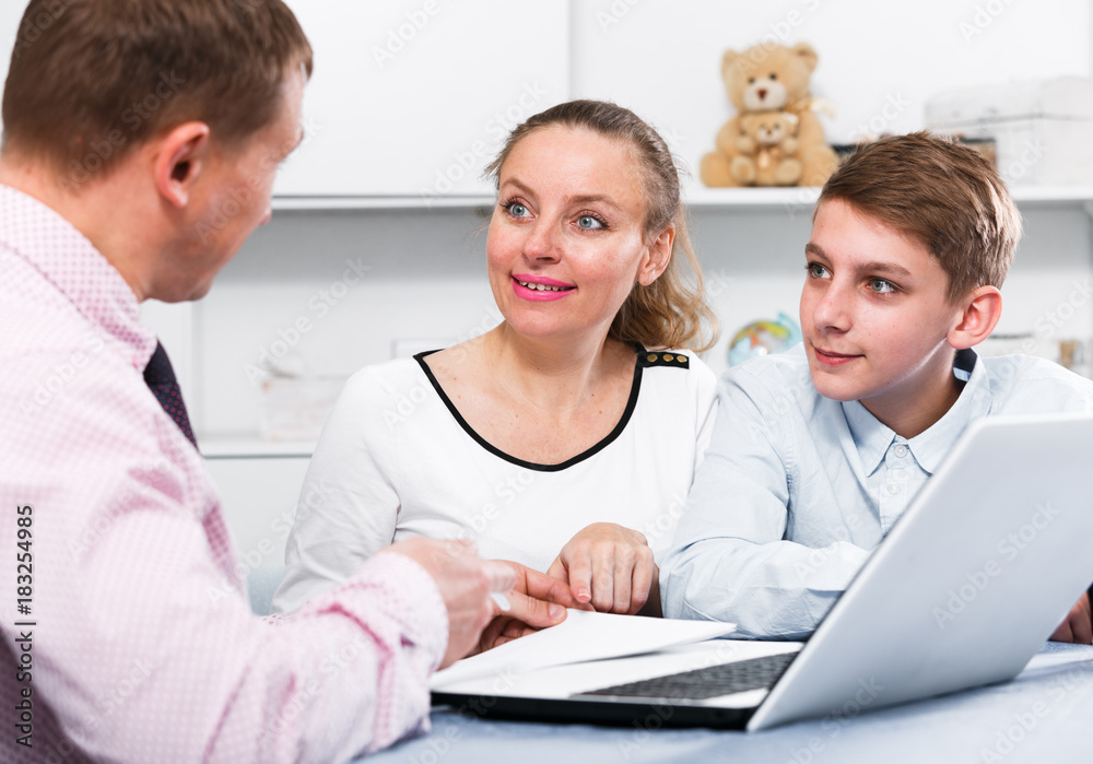 Obraz premium Mother and son signing documents