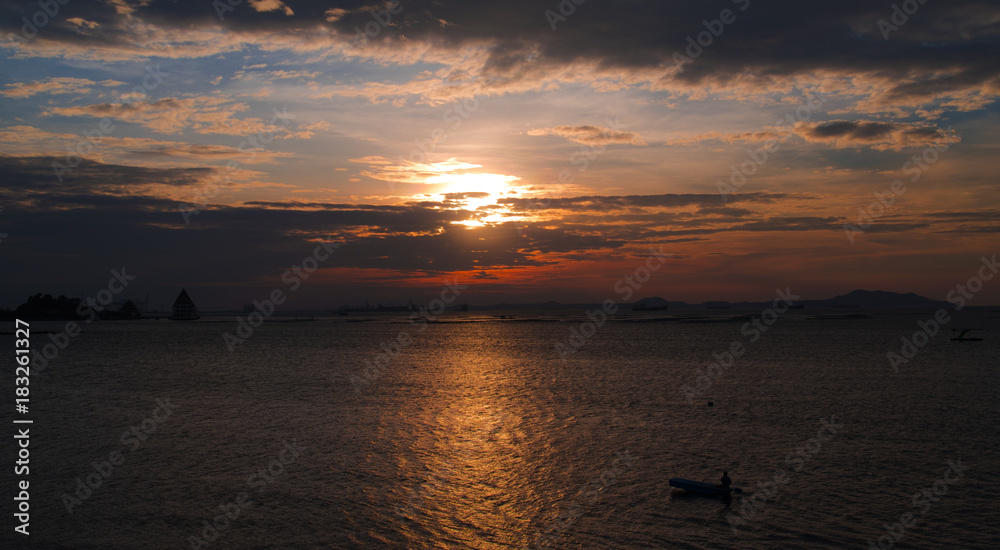 Naklejka premium Colorful of sunset on sea scape background 