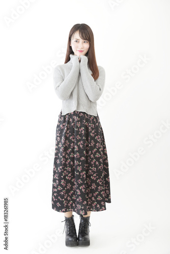 ファッションポートレート 秋 フェミニンな花柄スカートとセーター Stock 写真 Adobe Stock