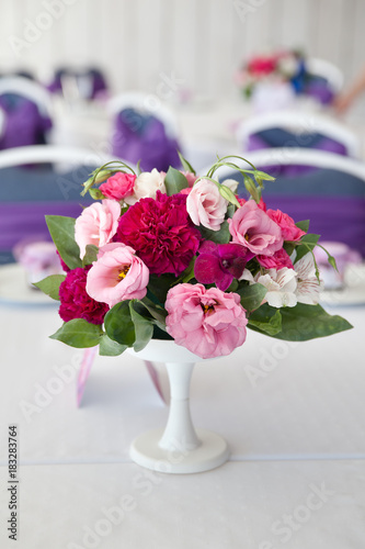 маленький букет из различных цветков на столе